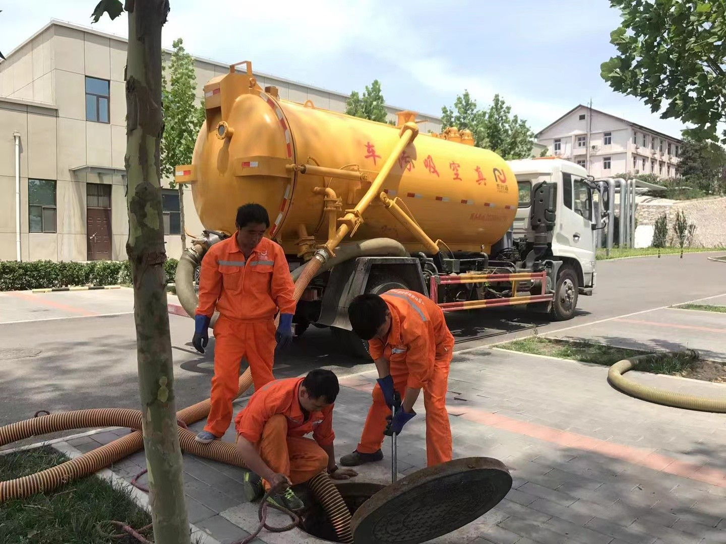 顺德管道疏通车停在窨井附近